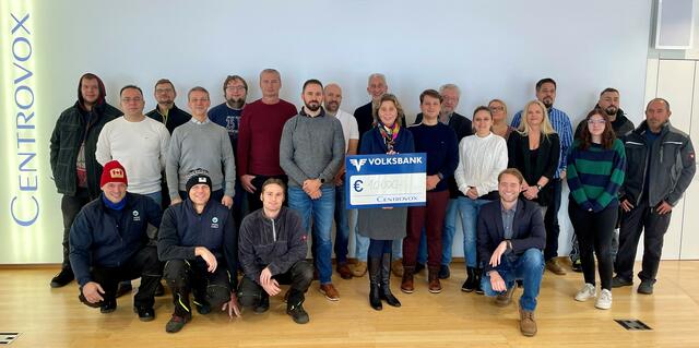 Das Centrovox-Team übergibt einen Scheck über unglaubliche 10.000 Euro an Andrea Prantl vom St. Anna Kinderspital. | Foto: Centrovox