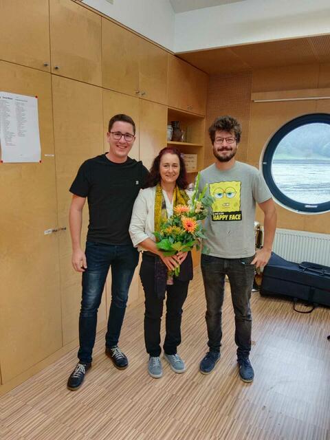 Christine Wimmer-Windhager wird den Taktstock an den neuen Kapellmeister Lukas Siegl (links) übergeben. Rechts: Obmann Oliver Mevec. | Foto: Stadtkapelle Grein