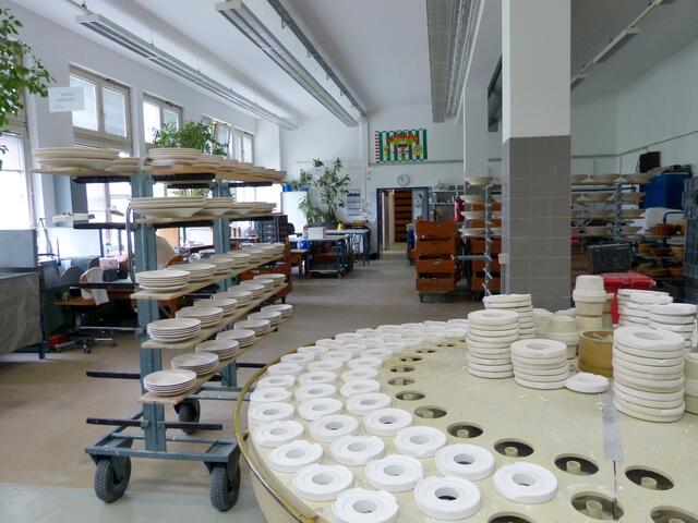 In 300-jähriger Tradition werden in der Porzellanmanufaktur feinste Tafelware sowie Ziergegenstände in Handarbeit hergestellt. | Foto: Christa Posch