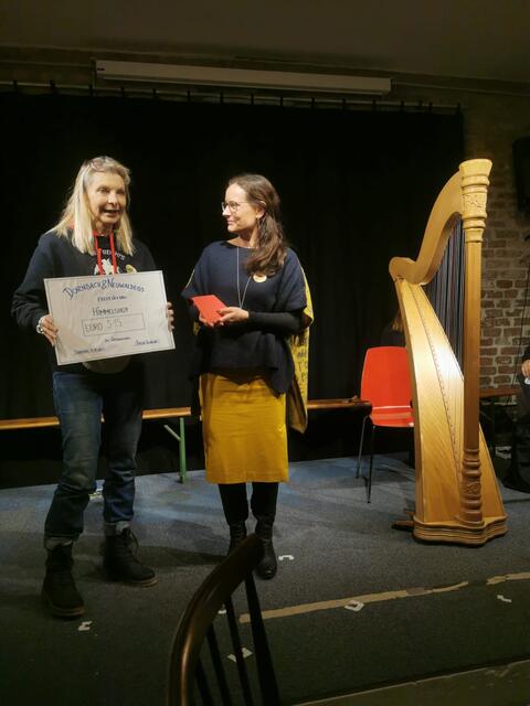 Gabriele Wittmann bekam von Organisatorin Chris Ruckenbauer einen Scheck in Höhe von 515 Euro überreicht. | Foto: Rotina Neumayer