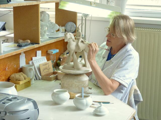 In der Manufaktur wird hochwertiges Porzellan und feinste Malereien per Hand gefertigt. | Foto: Christa Posch