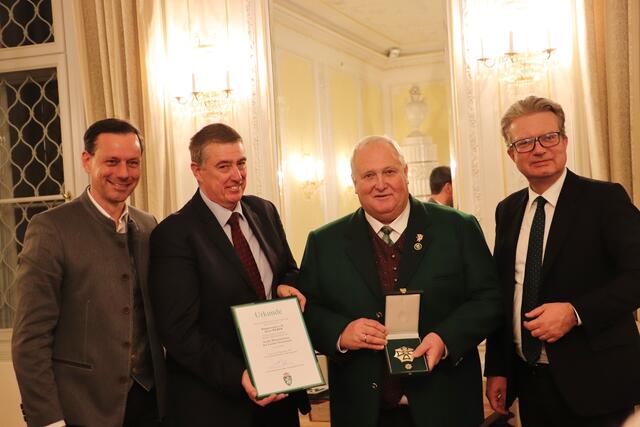 Bgm. a.D. Anton Weber mit LH Christopher Drexler, LAbg. Klaus Zenz und NAbg. Ernst Gödl | Foto: Edith Ertl