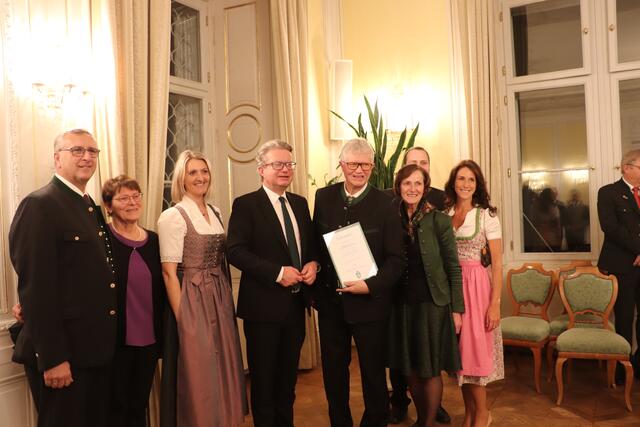 Bgm. a.D. Karl Brodschneider und Familie mit LH Christopher Drexler, Bgm. Barbara Walch und Vzbgm. Karl Scherz | Foto: Edith Ertl