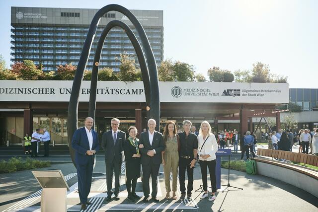 Die Präsentation des Corona-Denkmals der Hoffnung vor dem AKH.  | Foto: Medizinische Universität Wien/APA-Fotoservice/Hörmandinger