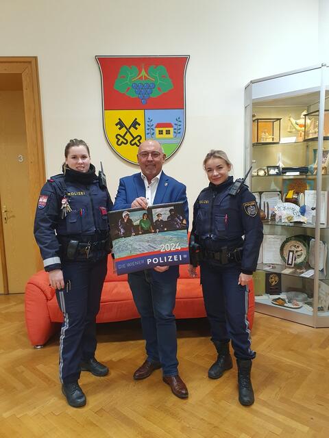Bezirksvorsteher Peter Jagsch (SPÖ) bekam zum nahenden Jahreswechsel einen Kalender überreicht. | Foto: BV17