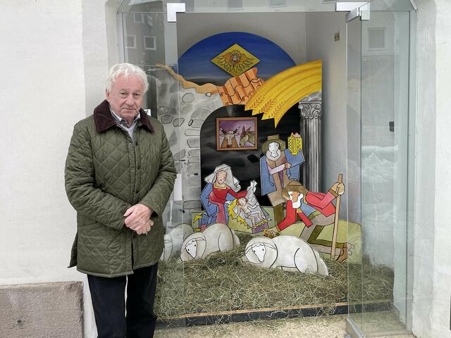 Franz Seewald mit der Tilly-Krippe. | Foto: MG Telfs/ Dietrich