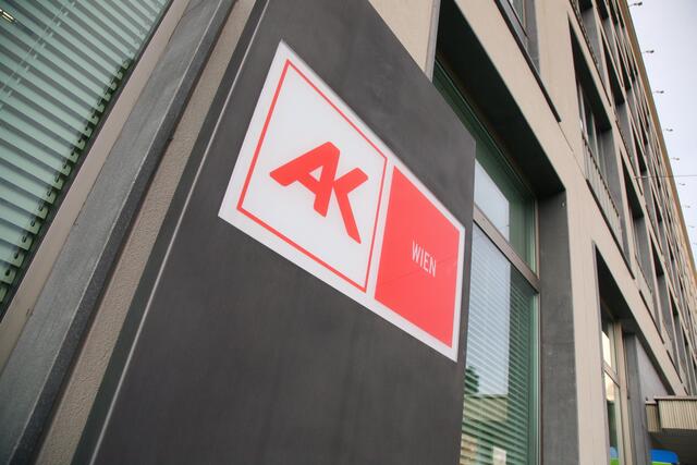 In einer eigens einberufenen Pressekonferenz erhebt man schwere Vorwürfe gegen die Dots-Gruppe. Es gehe um die Mitarbeiterentgelde und "dubiose Umstrukturierungen". | Foto: PEROUTKA Guenther / WirtschaftsBlatt / picturedesk.com