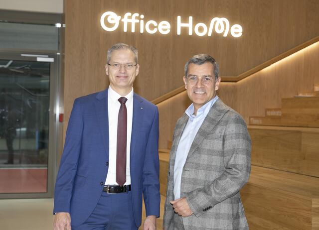 Präsentierten die Startup-Strategie von Raiffeisen Salzburg: Andreas Derndorfer (Mitglied der RVS Geschäftsleitung, links im Bild) und Herbert Stelzinger (Geschäftsleiter der RB Liefering-Maxglan-Siezenheim). | Foto: RVS