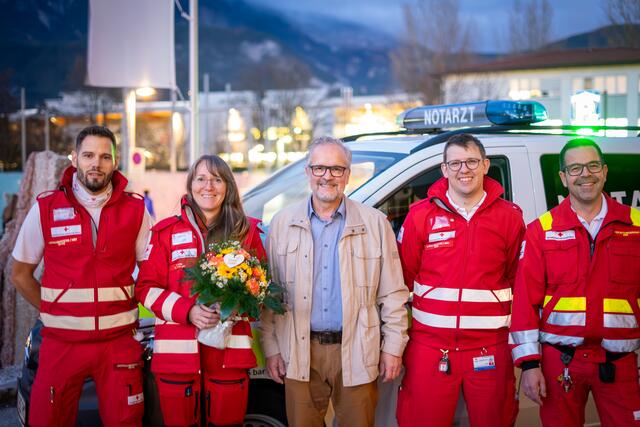 Stefan H. mit der RD- bzw. NA-Mannschaft. Das Rote Kreuz in Telfs und die Helfer wünschen Stefan H. weiterhin viel Gesundheit und alles Gute! | Foto: Rotes Kreuz Telfs, Gabriel Sparber