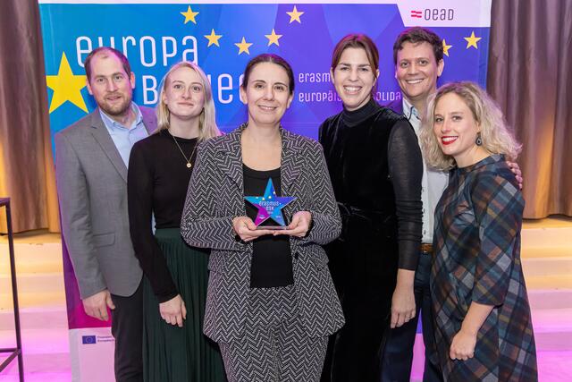 Freude herrt beim Team der FH Technikum Wien über die Auszeichnung mit dem Erasmus+ Award 2023 – mit Geschäftsführer Florian Eckkrammer (l.) und Rektorin Sylvia Geyer (3.v.l.). | Foto: FH Technikum Wien