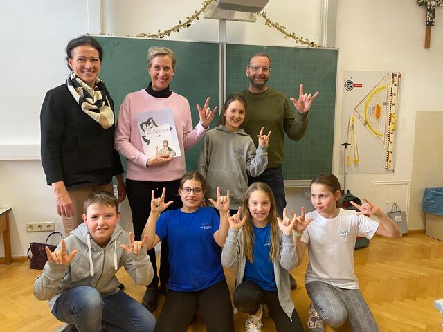 Das Zeichen, das die Kinder auf dem Foto mit den Fingern bilden, heißt „Ich liebe dich!“ | Foto: Mary Ward Privatgymnasium