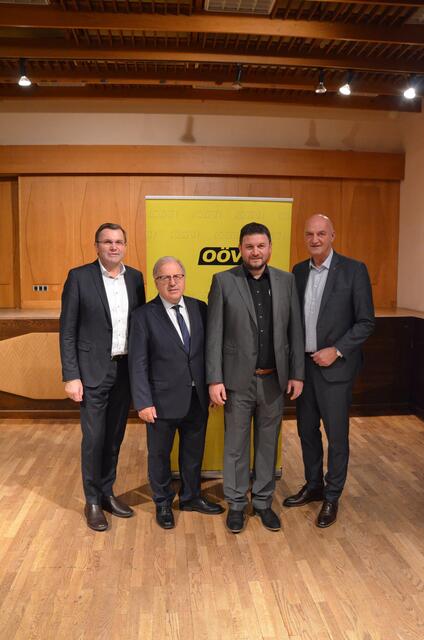 Herbert Kern (2. v. l.) übergab das Amt des Gemeindeparteiobmannes nach mehr als 20 Jahren an Johannes Großruck (2. v. r.). | Foto: OÖVP Aigen-Schlägl