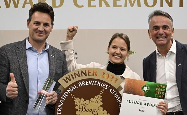 Jubel-Trio (von links): Paul Steininger (Geschäftsführer), Olivia Lugmayr (Qualitätsmanagement) und Johannes Leitner (Braumeister). | Foto: Private Brauereien/Volker Martin