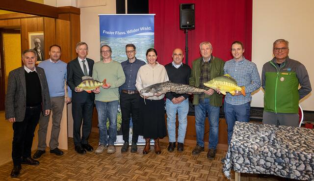 Karl Gravogl, Landesfischermeister des NÖ LFV; Bürgermeister Thomas Ram; Bezirkshauptmann Bruck/Leitha Peter Suchanek; Projektkoordinator Christoph Litschauer; Experte Klaus Haslinger; Nationalparkdirektorin Edith Klauser; Experte Günther Unfer; Präs. Franz Kiwek; Gemeinderat Tobias Leister; Moderator Manfred Rosenberger.  | Foto: Kovacs