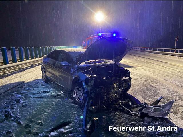 Das Auto geriet auf der Schneefahrbahn ins Schleudern und fuhr gegen die Leitplanke. | Foto: FF St. Andrä