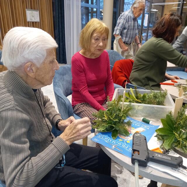 Jede stellt sich ein eigenes Weihnachtsgesteck individuell zusammen. | Foto: Birgit Lichtenberger