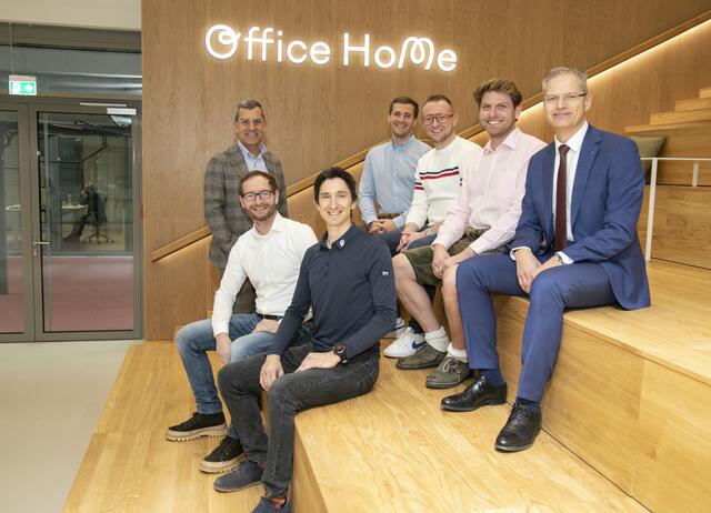 Startups – 1. Partner (v.l.): Michael Altenhofer (VR-Coach), Martin Edelsbrunner (MEVO), Daniel Sigl (Shoptimizer), Stefan Steiner (DON’T CALL IT DEO) und Elias Danninger (Shoptimizer); mit Andreas Derndorfer (r.) und Herbert Stelzinger (l.) von Raiffeisen Salzburg. | Foto: RVS