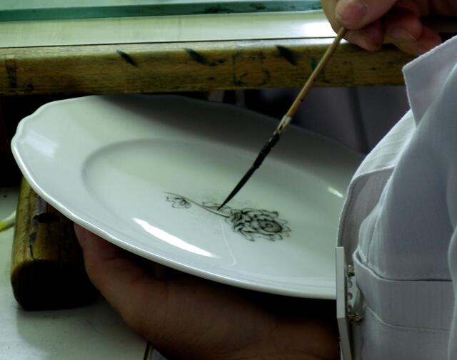 Im Augarten wird das Porzellan auch händisch bemalt. | Foto: Christa Posch