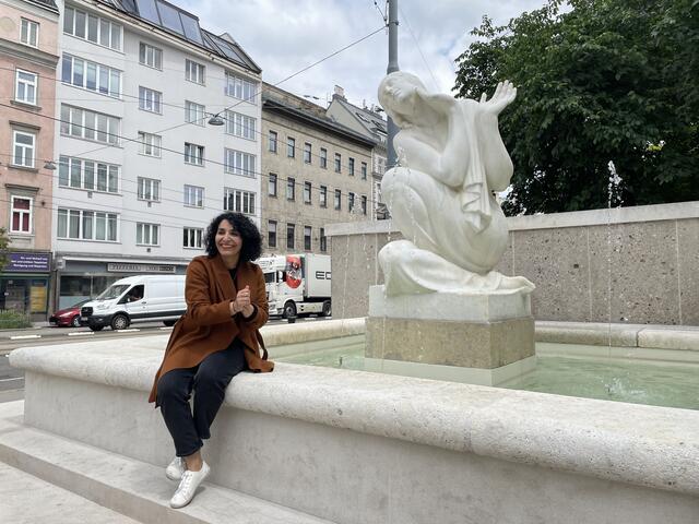 Saya Ahmad vor dem Schubertbrunnen. | Foto: Miriam Al Kafur
