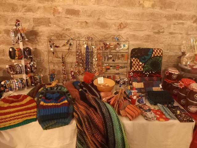 Kreative Grätzbewohner boten ihre Werke an. | Foto: Rotina Neumayer