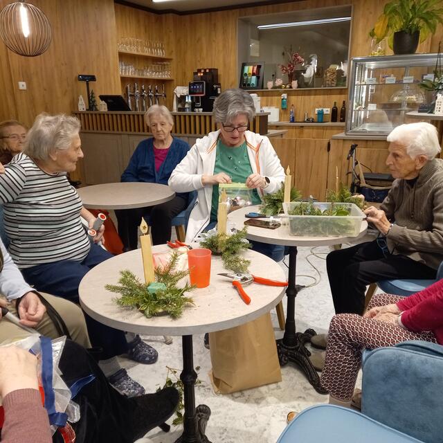 Großer Anklang beim Weihnachtsbasteln mit Frau Maria Leitinger. | Foto: Birgit Lichtenberger