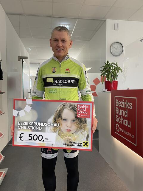 Gerhard Fischer ist passionierter Radfahrer und Vorsitzender der Radlobby OÖ. Auch zur Spendenübergabe kam er mit dem Fahrrad in die BezirksRundSchau-Redaktion. | Foto: BRS/Gschwandtner