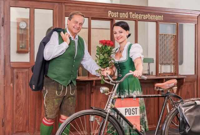 Brucknerhaus-Intendant Dietmar Kerschbaum schlüpft in die Rolle von Adam, dem Vogelhändler aus Tirol, während Theresa Grabner beim Großen Silvesterkonzert im Brucknerhaus die Briefchristl spielt. | Foto: Raphael Mittendorfer