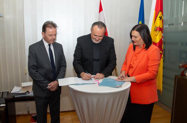 Landeshauptmann Hans Peter Doskozil, Landwirtschaftskammerpräsident Nikolaus Berlakovich und Landeshauptmann-Stellvertreterin Astrid Eisenkopf unterzeichneten den Kooperationsvertrag zwischen dem Land Burgenland und der Landwirtschaftskammer Burgenland am Donnerstag. 
 | Foto: LMS Burgenland
