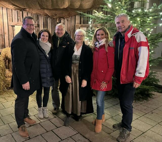 Marcus Gordisch, Sängerin Sigrid, Ernst Gordisch, Christine Gordisch, Sängerin Marina und Johann Winkelmaier (v.l.) vor der Krippe neben der Pfarrkirche in Fehring . | Foto: KK