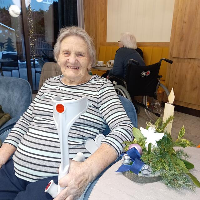 Frau Anna Ruhhüttl und ihr Gesteck | Foto: Birgit Lichtenberger