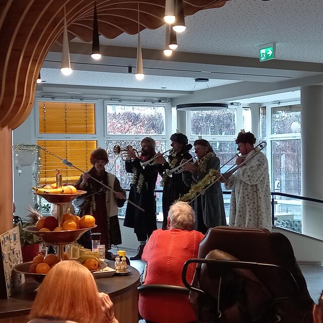 Musizieren, Spaß haben und ein bisschen zaubern - die Rote-Nasen-Clowns | Foto: Birgit Lichtenberger