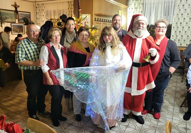 v.l.: Kassierin-Stv. Johann Steinhauer, Kassierin Hilde Steinhauer, Obfrau-Stv.in Monika Schwarz, Obfrau Anna Wegl, Weihnachtsengerl Julia Jilek, Schriftführer Mag. Klaus Bergmaier, Weihnachtsmann Andreas Murhammer, Schriftführer-Stv.in Andrea Bergmaier | Foto: Paul Bergmaier