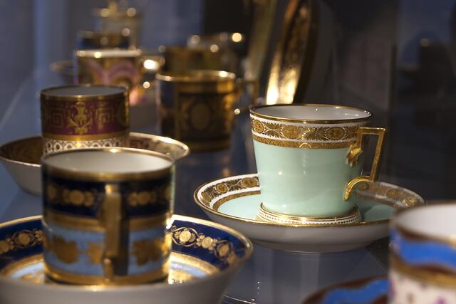 Neben der Manufaktur ist im Gebäude auch ein eigenes Porzellanmuseum untergebracht. | Foto: Alexander Bartek