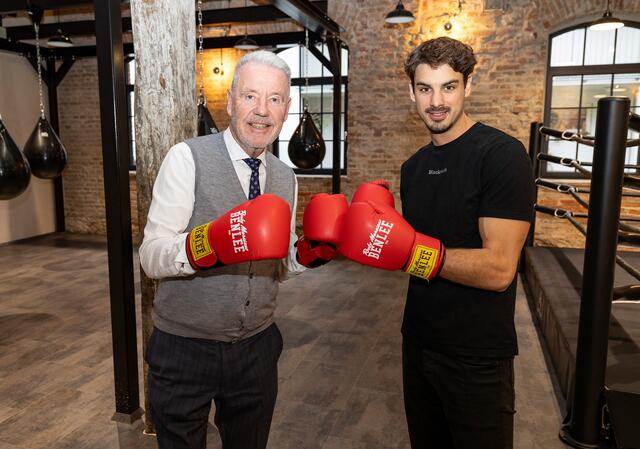 Blacksmith: Bürgermeister Klaus Schneeberger und "Blacksmith"-Chef Stefan Kaiser. | Foto: Stadt Wiener Neustadt/Weller