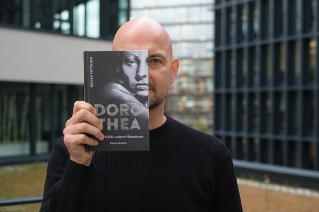 Pettinger posiert mit seinem Buch "Dorothea" vorm Office von MeinBezirk.at. Sein neues Werk (192 Seiten, Kremayr &amp; Scheriau) gibt's um 24 Euro.  | Foto: Roland Ferrigato