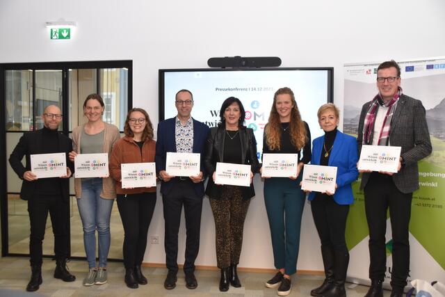 Alle Partner und Partnerinnen der MINT-Region KUUSK erhielten nun am Freitag, den 25. Dezember im Rahmen der Auszeichnung Plaketten. Markus Gwiggner (Wirtschaftskammer Tirol), Carina Berger (Innovationsraum Kufstein), Lisa Noggler (KufGem), Mario Döller (FH Kufstein), Birgit Obermüller (Leader-Verein), Tanja Rehberger (Regionalmanagement KUUSK), Andrea Weiskopf (Bildungsdirektion) und Gerhard Rinnergschwentner (Direktor TFBS Kufstein) (v.l.) freuen sich über die Auszeichnung.  | Foto: Barbara Fluckinger