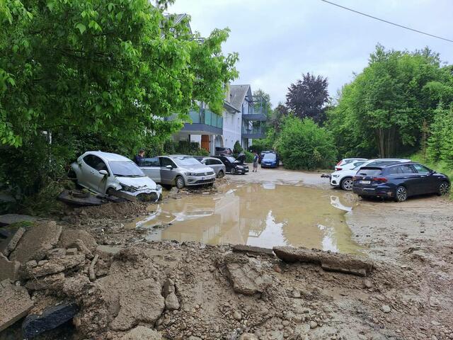 Unwetterschäden wie hier in Schleißheim (Bezirk Wels-Land) nehmen zu – die Versicherungsunternehmen sind mit hohen Material- und Reparaturkosten konfrontiert. | Foto: Benjamin Schranz
