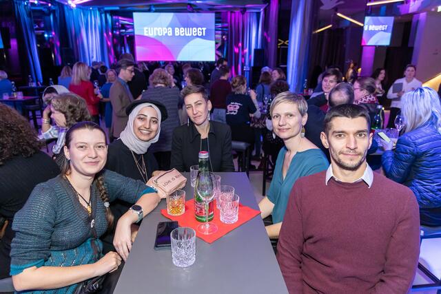 Bei der Verleihung in Wien: Iulia Manda, Merve Duman vom Verein InterAktion, Faustina Verra vom Logo Jugendmanagement GmbH mit Katja Lenic Salamun und Goran Janevski dem Grünerduo von InterAktion (v.l.) | Foto: OeAD/APA-Fotoservice/Juhasz 