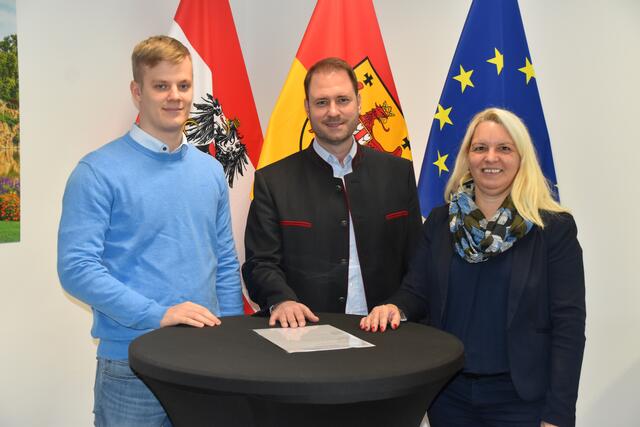Bilanz im Europa-Büro gezogen: Mitarbeiter Jan Gerdenitsch, Europaabgeordneter Christian Sagartz und Mitarbeiterin Karin Oberfeichtner
 | Foto: Michael Strini