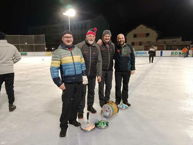 Rupert Breitegger mit seiner Mannschaft vom TuS Krieglach RBS beim "Marktgemeinde Langenwang-Sparkassen-Wintercup 2023/2024" auf der Kunsteisanlage Langenwang. Sie belegten nach der ersten Runde Platz 5.  | Foto: MeinBezirk.at