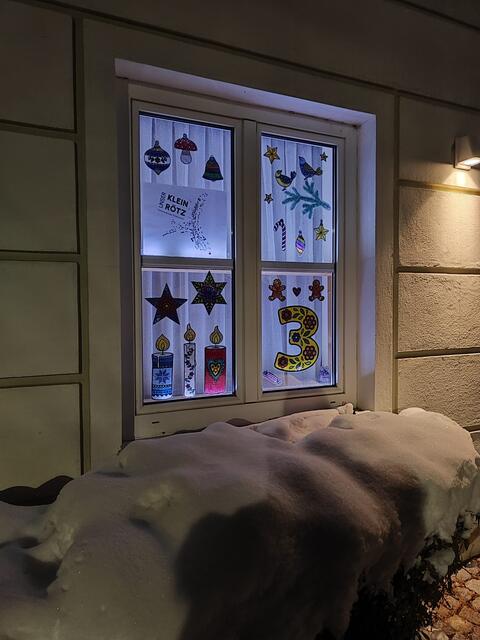 Adventfenster Nummer 3 beim Dorfhaus wurde auch vom Dorferneuerungsverein gestaltet. | Foto: Unser Kleinrötz