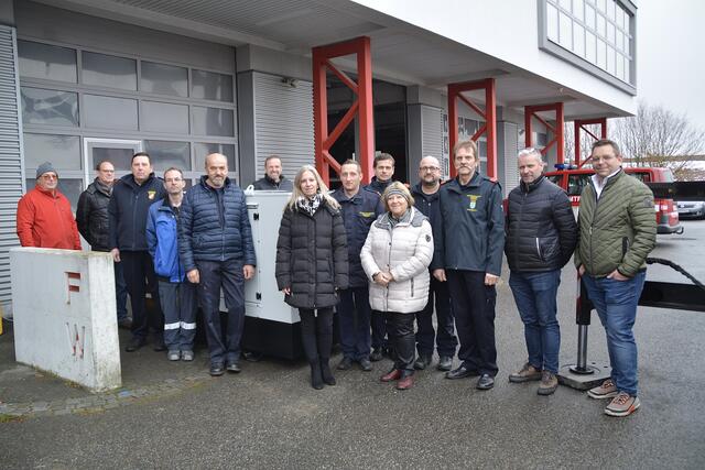Vertreter der Stadtgemeinde und der Feuerwehr bei der offiziellen Übergabe in der Feuerwehrzentrale in Heidenreichstein. | Foto: Pilz
