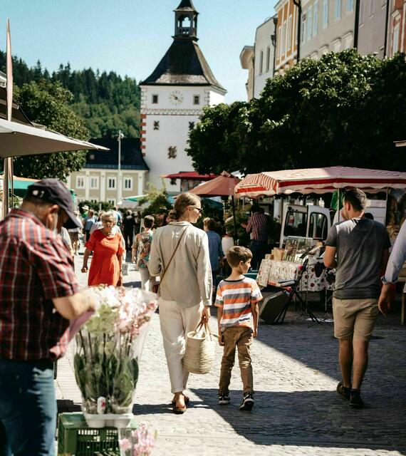 Die Verkehrsregelung am Stadtplatz ist seit Jahren Thema. Aktuell ist wieder eine Begegnungszone im Gespräch statt einer Sommer-Fuzo.  | Foto: Stadtamt