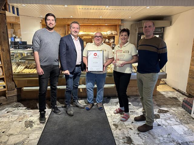 Auszeichnung für die Bäckerei Srb in Aflenz:
Vize-Bgm. Thomas Gaber, Thomas Marichhofer, Familie Srb und Andreas Grießl.
  | Foto: WB Bruck-Mürzzuschlag