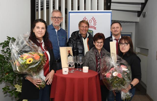 Marlies Mosgan-Schlatte mit Ehemann Manfred Mosgan-Schlatte, Firmengründer Peter Mosgan und Ehefrau Helena Autengruber mit den Gemeinderäten Johanna Cesar und Jürgen Maier. | Foto: MeinBezirk.at