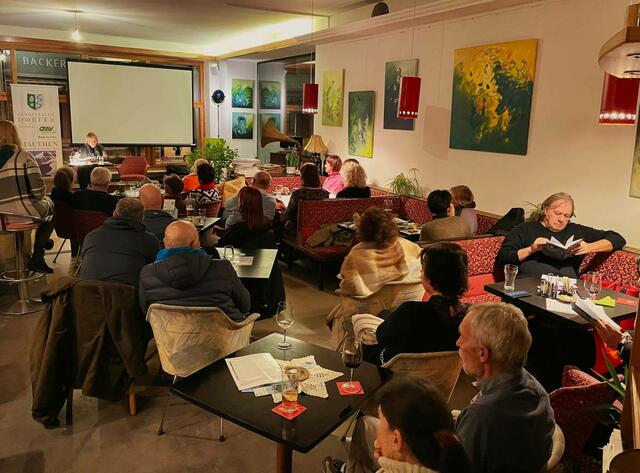 Zahlreiche Gäste folgten der Einladung und tauchte gemeinsam in die Welt der Bücher ein. | Foto: Bergsteigerdorf Mauthen