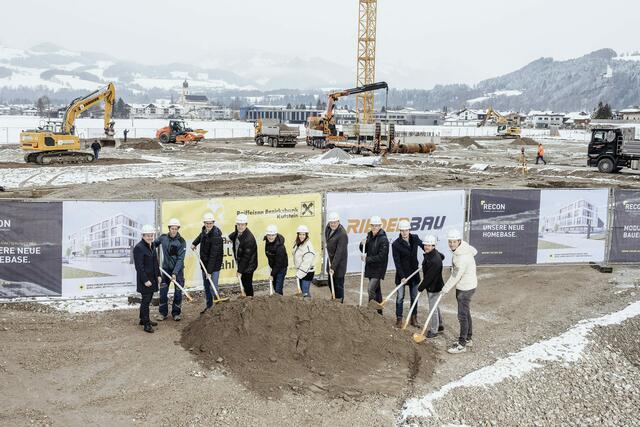 Waren beim Spatenstich dabei (v.l.): Michael Rieser (Raiffeisen Bezirksbank Kufstein), Christopher Thaler (RIEDERBAU), Frank Oberhauser (Raiffeisen Landesbank Tirol), Helmut Haselsberger (Raiffeisen Bezirksbank Kufstein), René Wurzer (Recon-Geschäftsführer) Velislava Wurzer (Recon), der Ebbser Bürgermeister Josef Ritzer, Jochen Hörl (IBH Ingenieurbüro), Christian Erharter (Riederbau), Marco Osl (Riederbau) und Raphael Lindermayr (Riederbau). | Foto: Alex Gretter