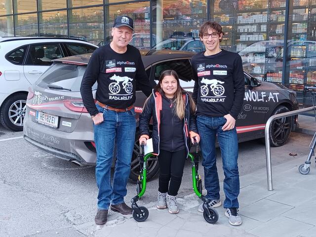 Radlwolf und Michi Kurz freuen sich Melanies Wunsch erfüllen zu können. Das Spendengeld ist ein Teil der Spenden der Veranstaltung „9. Bewegung für den guten Zweck 2023“. | Foto: Radlwolf