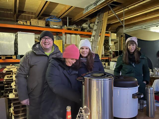 Punsch, Punsch und Punsch, Obfrau-Stellvertreterin Theresa Pink (re) war froh, ein so fleißiges Team um sich zu haben. | Foto: Unser Kleinrötz