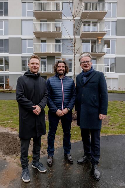 Mario Kleissner (Obmann der Rottenmanner Siedlungsgenossenschaft), Bauleiter Heinrich Steinberger und Landeshauptmann Christopher Drexler (v.l.) übergaben in der Grazer Augasse 71 Wohnungen. | Foto: Christoph Draxl